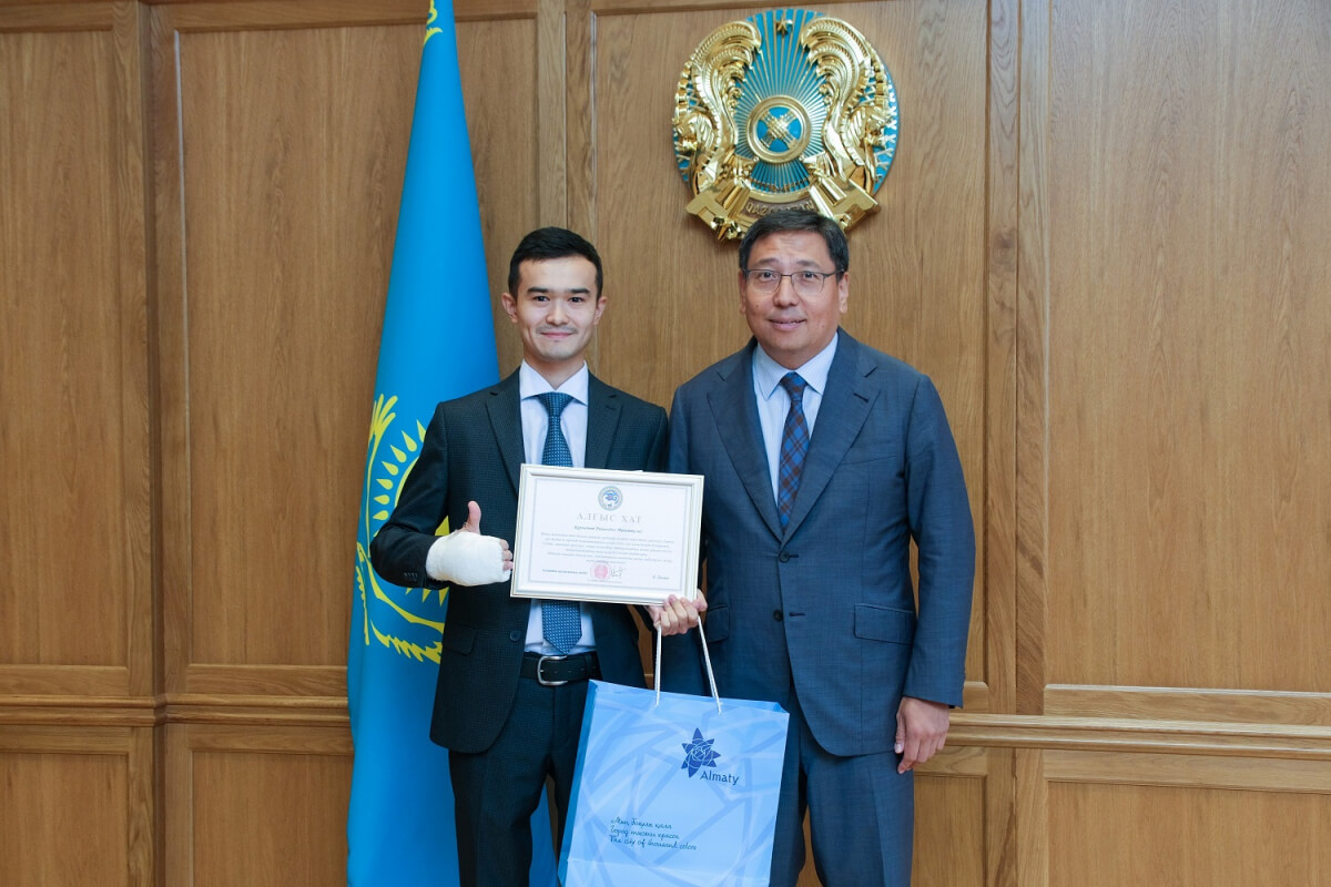 Алматы әкімдігі автобуста әйелді өлімнен құтқарған жігітке ноутбук сыйлады