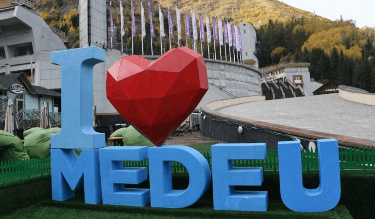 Антикор «Медеу» саябағындағы электромобильмен қатынауға салынған ...