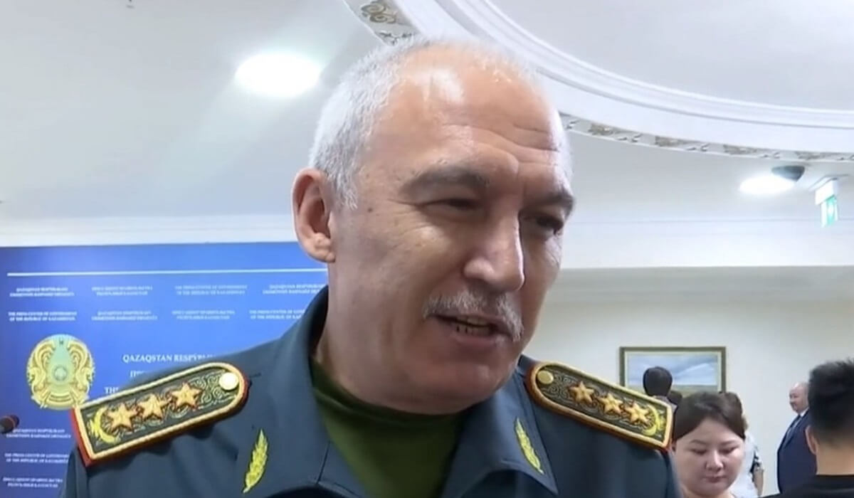 Қорғаныс министрі баласын әскерге өзі жетектеп апаратынын айтты