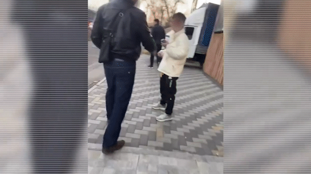 Алматыда бір топ ер адам «полицейміз» деп Қытай азаматтарынан 5,5 млн теңге тартып алған