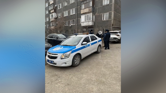 Қостанайда полиция көше кезіп жүрген ер адамды ұстап әкетті (ВИДЕО)