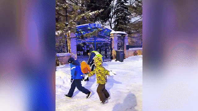 Астанада полицейлер мен балалар қар атысып ойнаған (ВИДЕО)