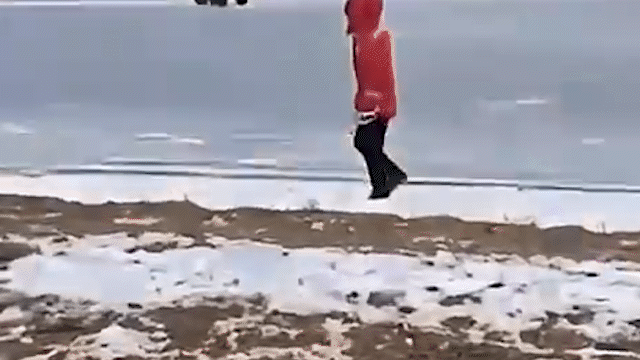 Жайық өзенінде инспекторлар квадроциклімен бірге мұз астына құлап кетті (ВИДЕО)