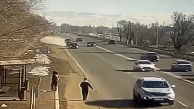 Басып озамын деп үш көлікпен соқтығысты: Жетісу облысындағы жол апатының видеосы тарады