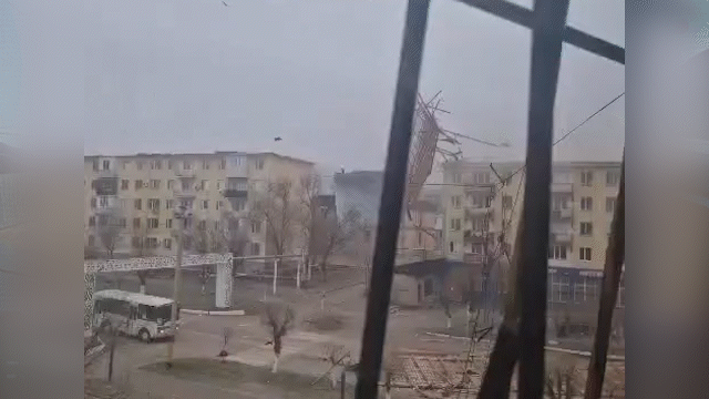 Жамбыл облысындағы дүлей жел көп қабатты үйлердің шатырын ұшырып жатыр (ВИДЕО)