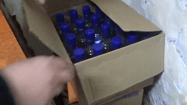 «Finsky Ice», «Сибирские морозы»: Семей тұрғыны гаражында спирт пен суды араластырып, ішімдік дайындаған