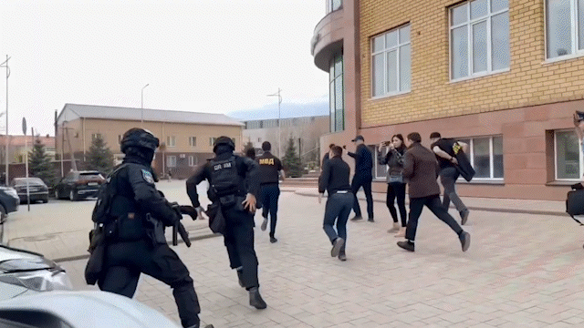 Ақтөбеде шетел азаматтарына жалған құжат жасап берген делдалдар ұсталды (ВИДЕО)