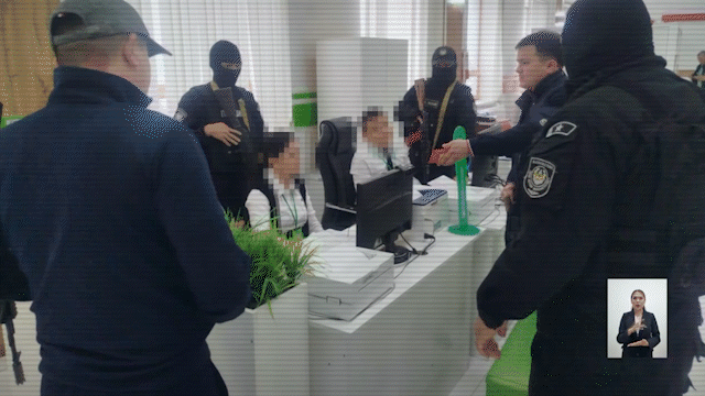 Шымкентте бетперде киген арнайы күзет жұмыста отырған екі әйелді ұстап алды (ВИДЕО)