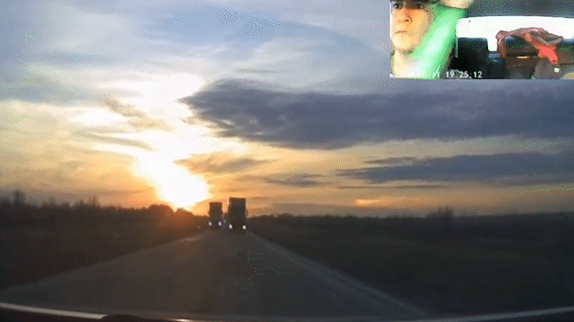 «Періштесі қақты»: Ақтөбеде ер адам жүк көліктерінің ортасынан өтіп, аман қалды (ВИДЕО)