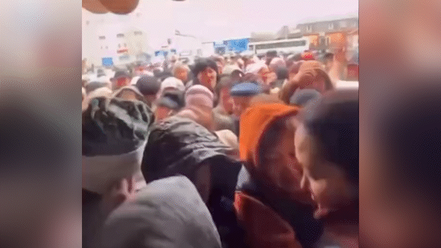 «Башпайдың» иесі бес күнге қамалды: Өскемен тұрғындары тегін аяқ киім үшін бір-бірін таптап кеткен (ВИДЕО)