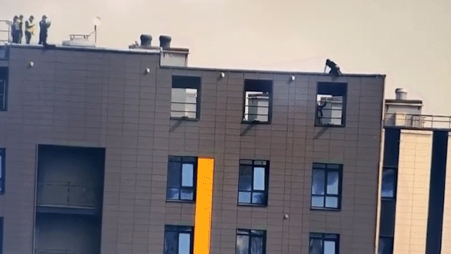 «Біресе секіремін, біресе түсемін деді»: Астанада полиция майоры биік үйдің шатырына шығып алған жігітпен 1,5 сағат бойы сөйлескен (ВИДЕО)