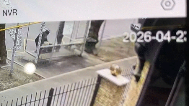 Алматыда жас жігіт зейнеткер әйелді аялдамада аяусыз ұрып, теуіп кеткен (ВИДЕО)