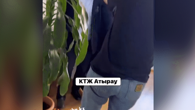 Шкаф ішінде: Атырауда ҚТЖ басшысының кабинетінен құпия бөлме табылды (ВИДЕО)