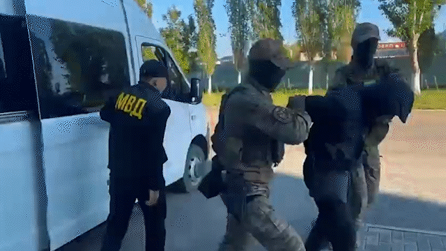 Ақтөбеде шетелдік студенттерді қорқытып, ақша алып жүрген ер адам ұсталды (ВИДЕО)