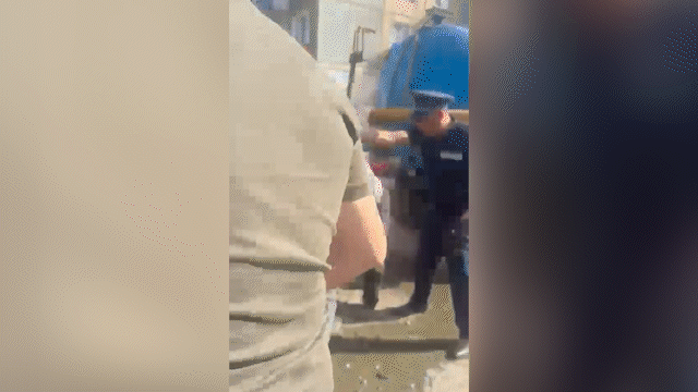 ШҚО-да полицей кәріз құдығына түсіп, есінен айырылып қалған екі жұмысшыны құтқарып қалды (ВИДЕО)