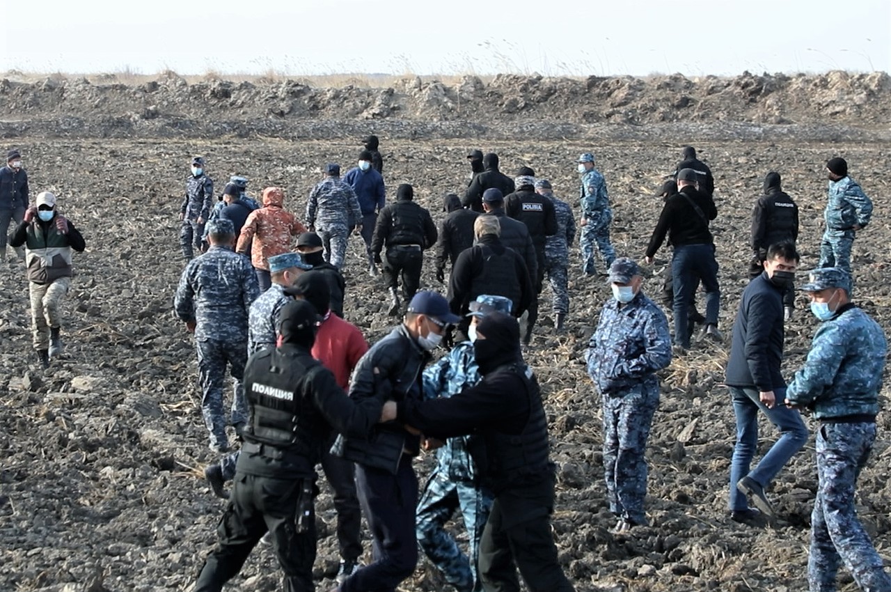 Неміс порно актрисасы шатырдағы секс