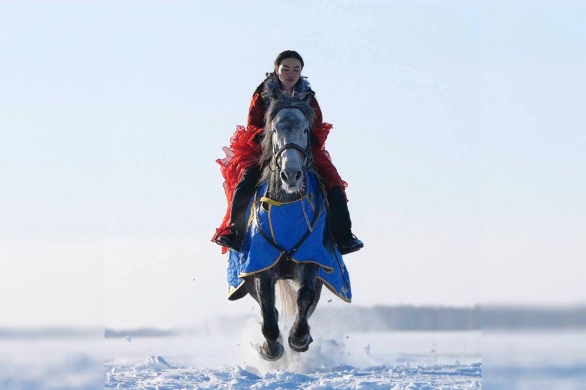 Қызды жылқы ұрып жатқан видео Қызды жылқы ұрып жатқан видео