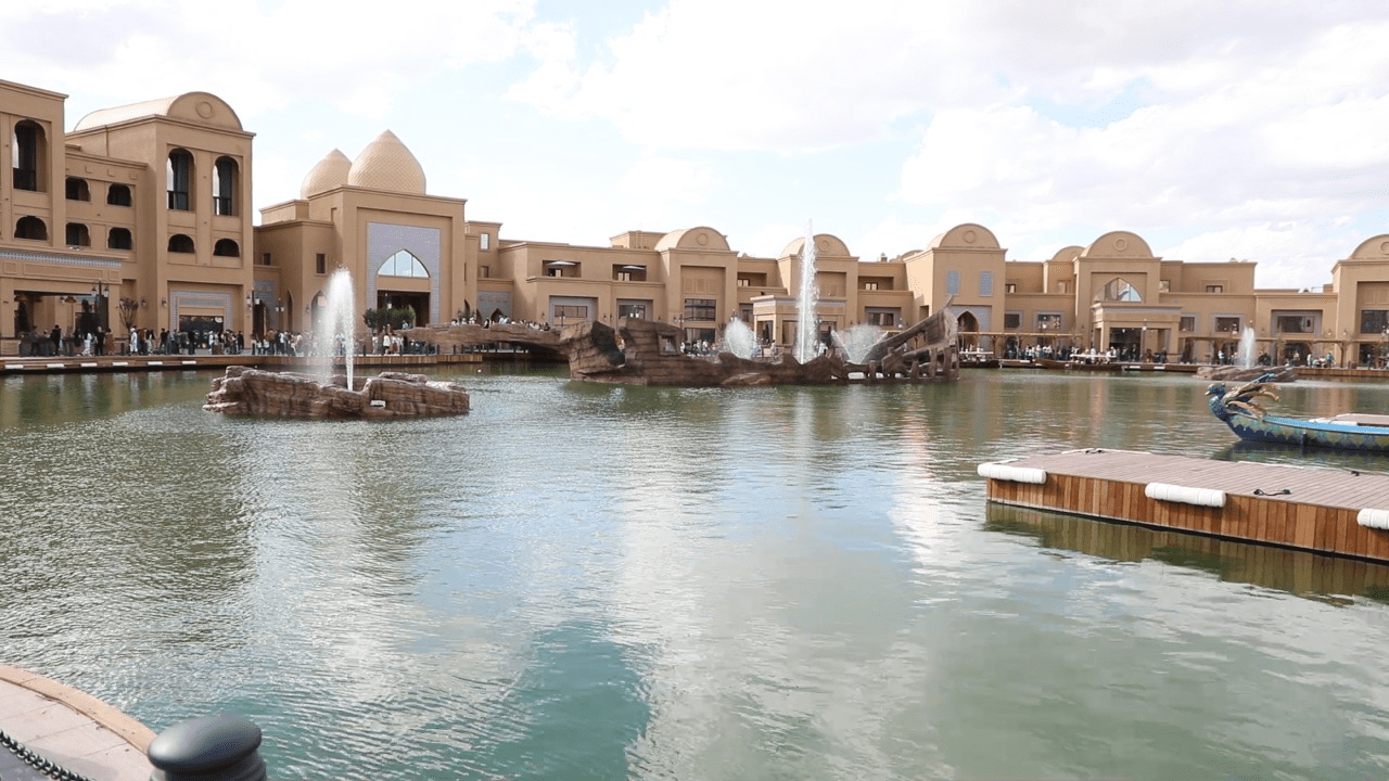 Қарайтын ретро порно Презерватив тек тік тұрған пениске салынады.