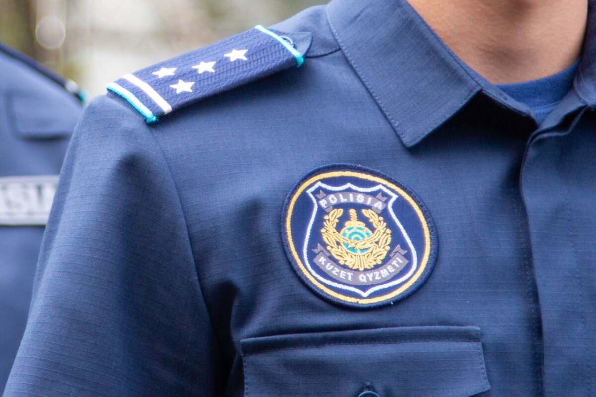 Полиция формасын киген жалаңаш қыздар