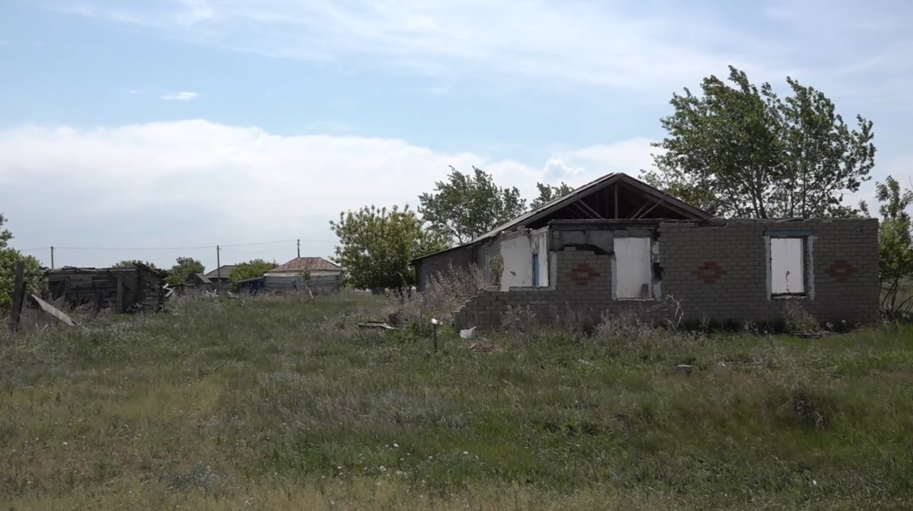 ең жақсы эротикалық позициялар Қыздар жасырынған жерде бір-бірін жұлқылайды