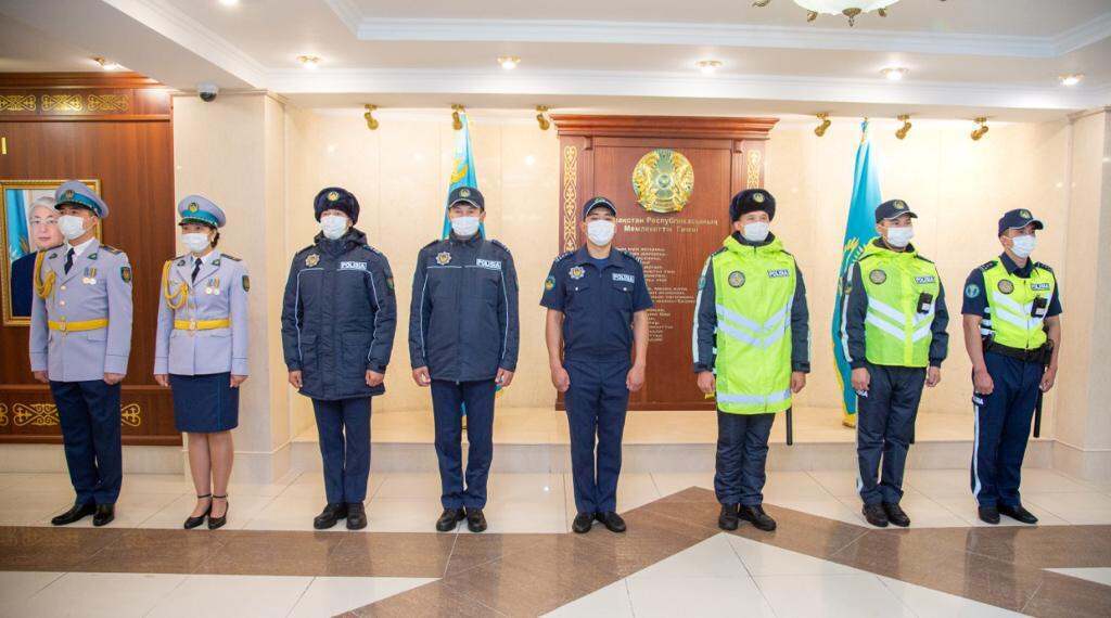 Ішіп алған балапанды шеңберге айналдырып алған