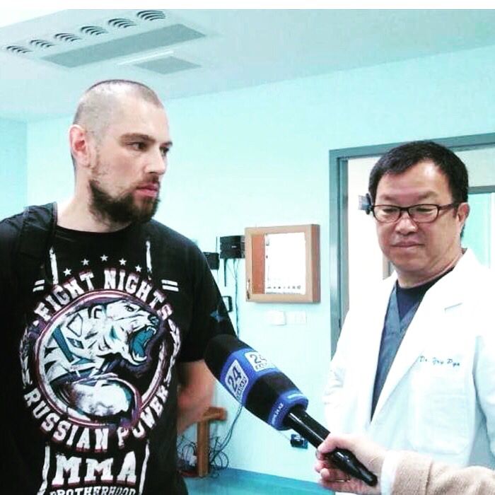 Бір бейнеде жиналған көпшілікті қараңыз Кішкентай кеудесі бар қызбен жыныстық қатынас