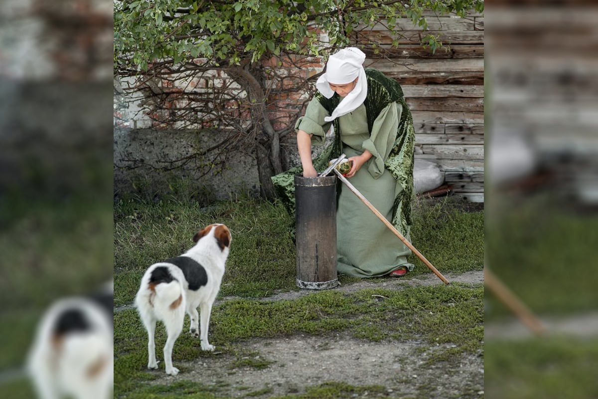 Дикті тартыңыз Кеуде жалап жатқанын қараңыз