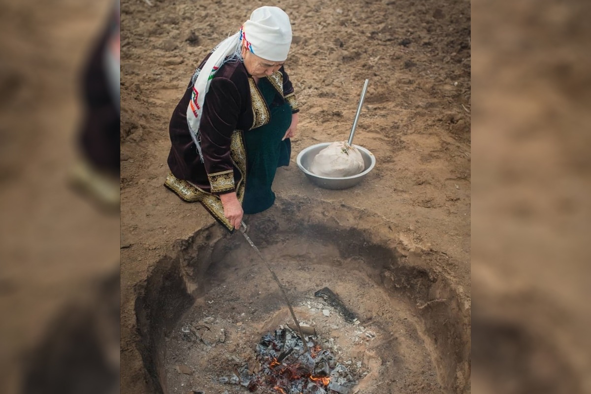 Ол порно қарыздарын өтеу үшін өзін көпшілікке берді. Үй шаруасындағы әйел мен үй қызметкерінің порно секс
