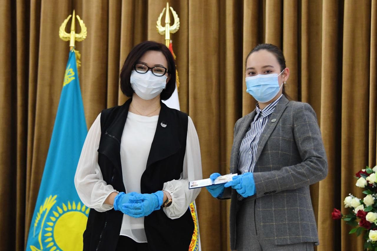 4 еркек және бір әйелмен ауыр жыныстық қатынас Лас әйелдер трусикасының фотосуреттері