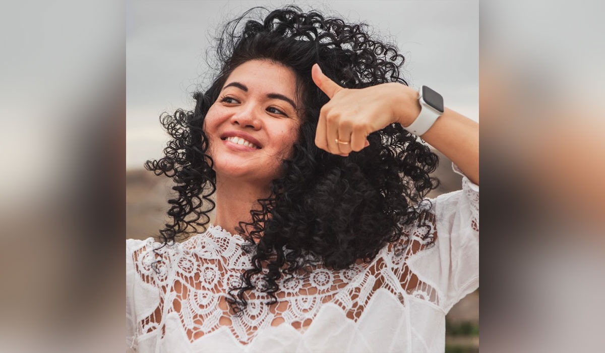 артындағы жалаңаш қыздар