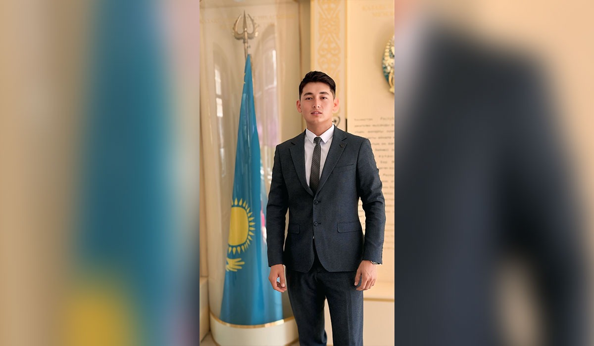 Үйде, әдемі және жалаңаш